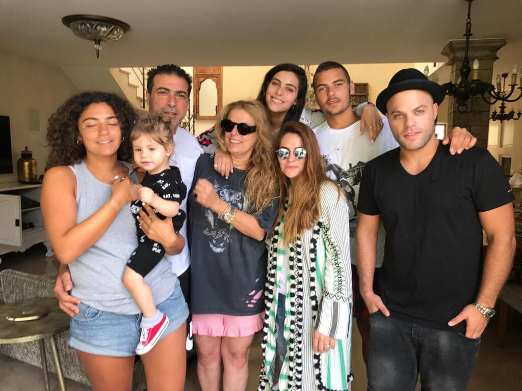 דור, רועי, בר, יוסי, דני, מיכאלה, קאי הנכד ולירון סנדלר