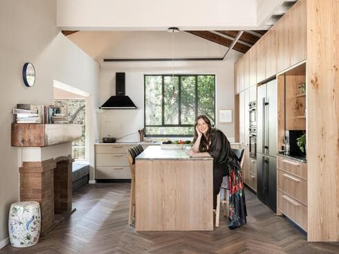 הבית החדש של קרן פלס: "ביקשתי מהמעצבת שיהיה ברור שגרה פה אישה, יוצרת, אמנית"