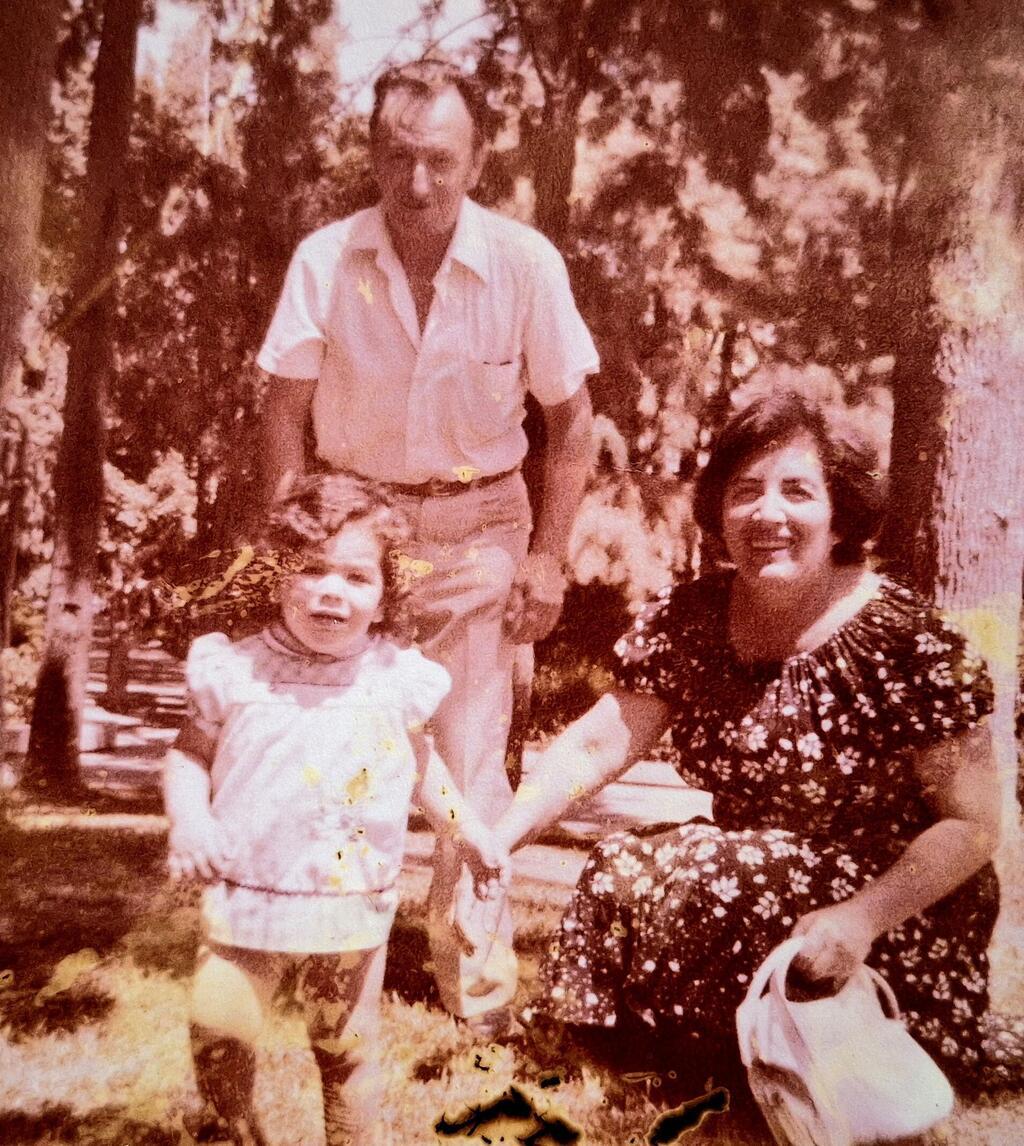 יפית עם סבא וסבתא