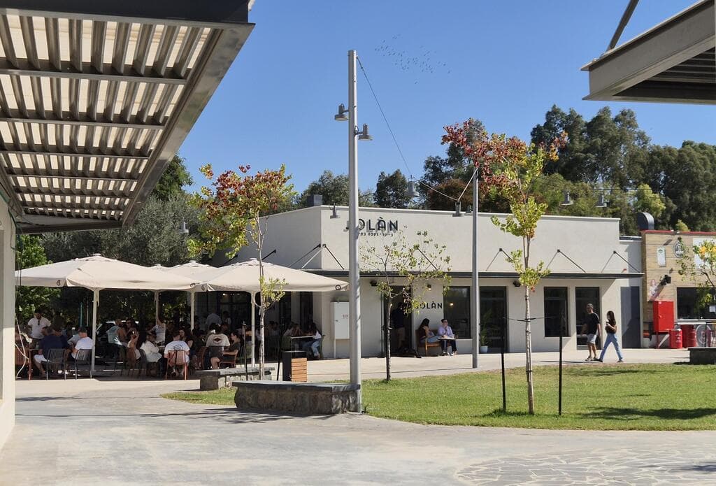 "דפנל'ה", קיבוץ דפנה. פיצרייה מושקעת, קפה ומאפה, גלידריה וסניף דגל ל-NAOT 