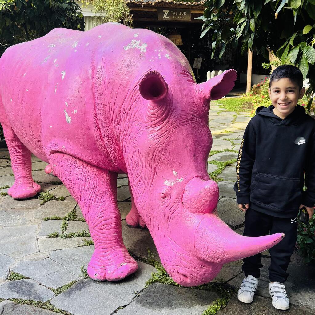 יואב צמח בחצר מלון ליר בגדרה (צילום: מאיה צמח) משפחת צמח בחצר מלון ליר בגדרה