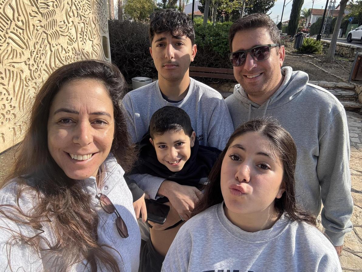 משפחת צמח ליד מוזיאון הביל"ויים בגדרה (צילום: מאיה צמח) משפחת צמח ליד מוזיאון הביל"ויים בגדרה