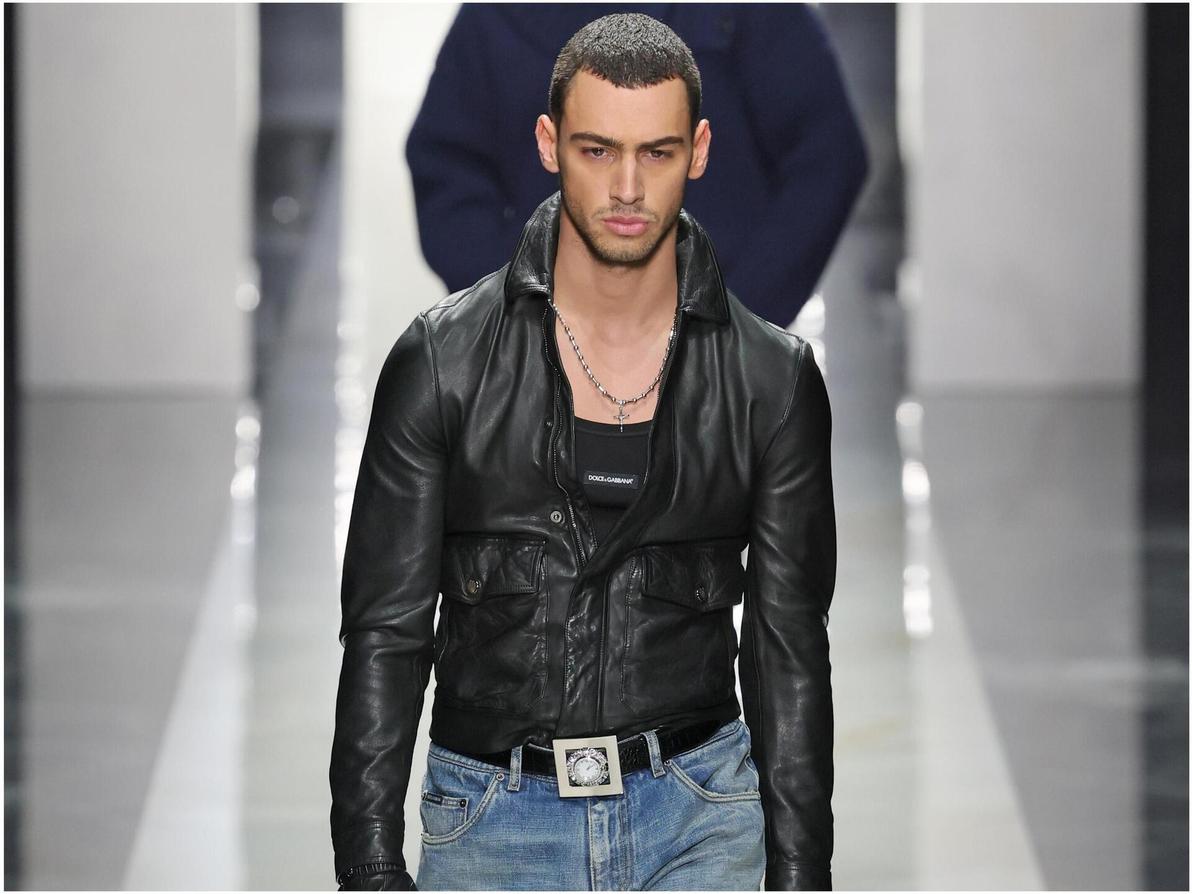 ברק שמיר בתצוגת סתיו-חורף 2026-27 לגברים של דולצ'ה אנד גבאנה בשבוע האופנה במילאנו