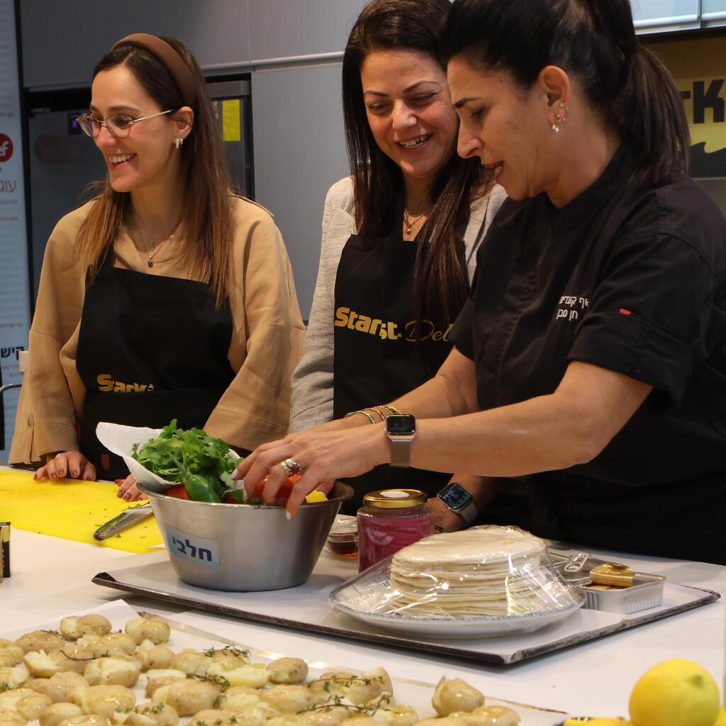 השפית חן סבן עם משתתפות הסדנה (צילום: נועם חסון) השפית חן עם משתתפות הסדנה