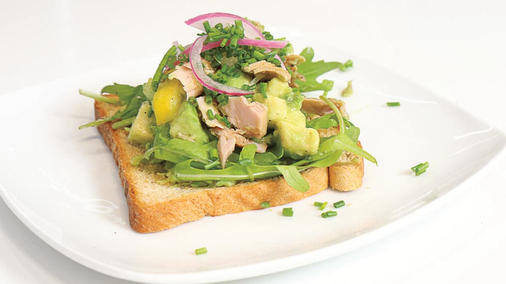 ברוסקטה אבוקדו (צילום: נועם חסון) ברוסקטה אבוקדו