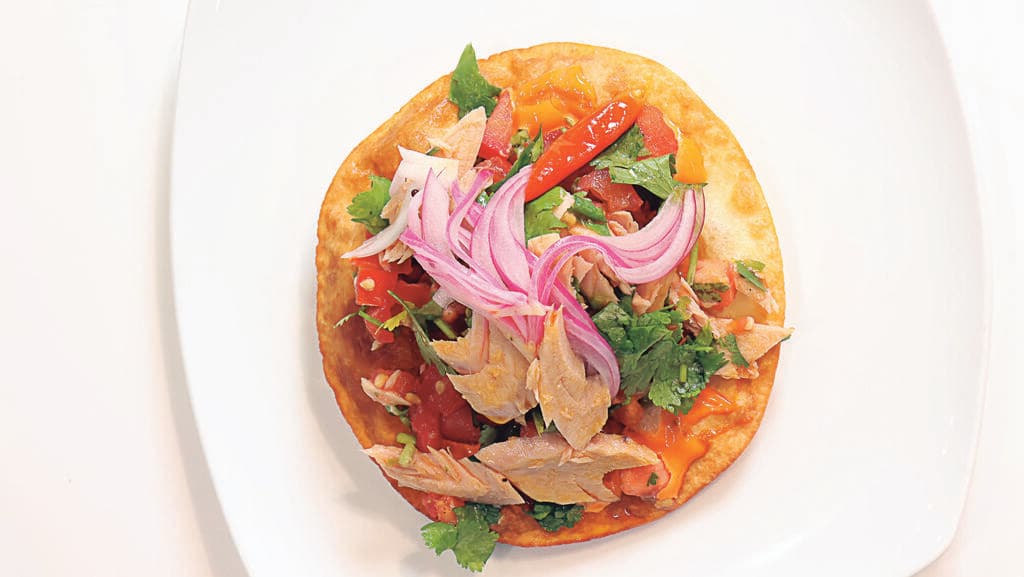 טוסטדה פריכה עם נתחי פילה טונה (צילום: נועם חסון) טוסטדה פריכה עם נתחי פילה טונה