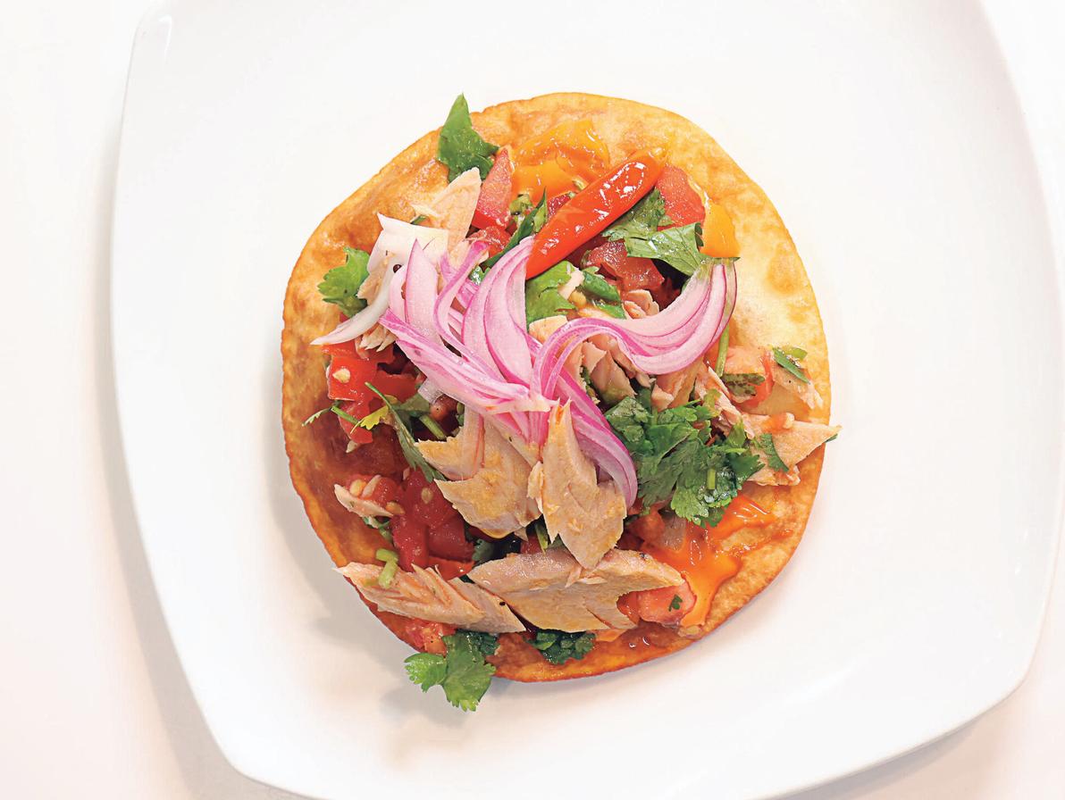 טוסטדה פריכה עם נתחי פילה טונה