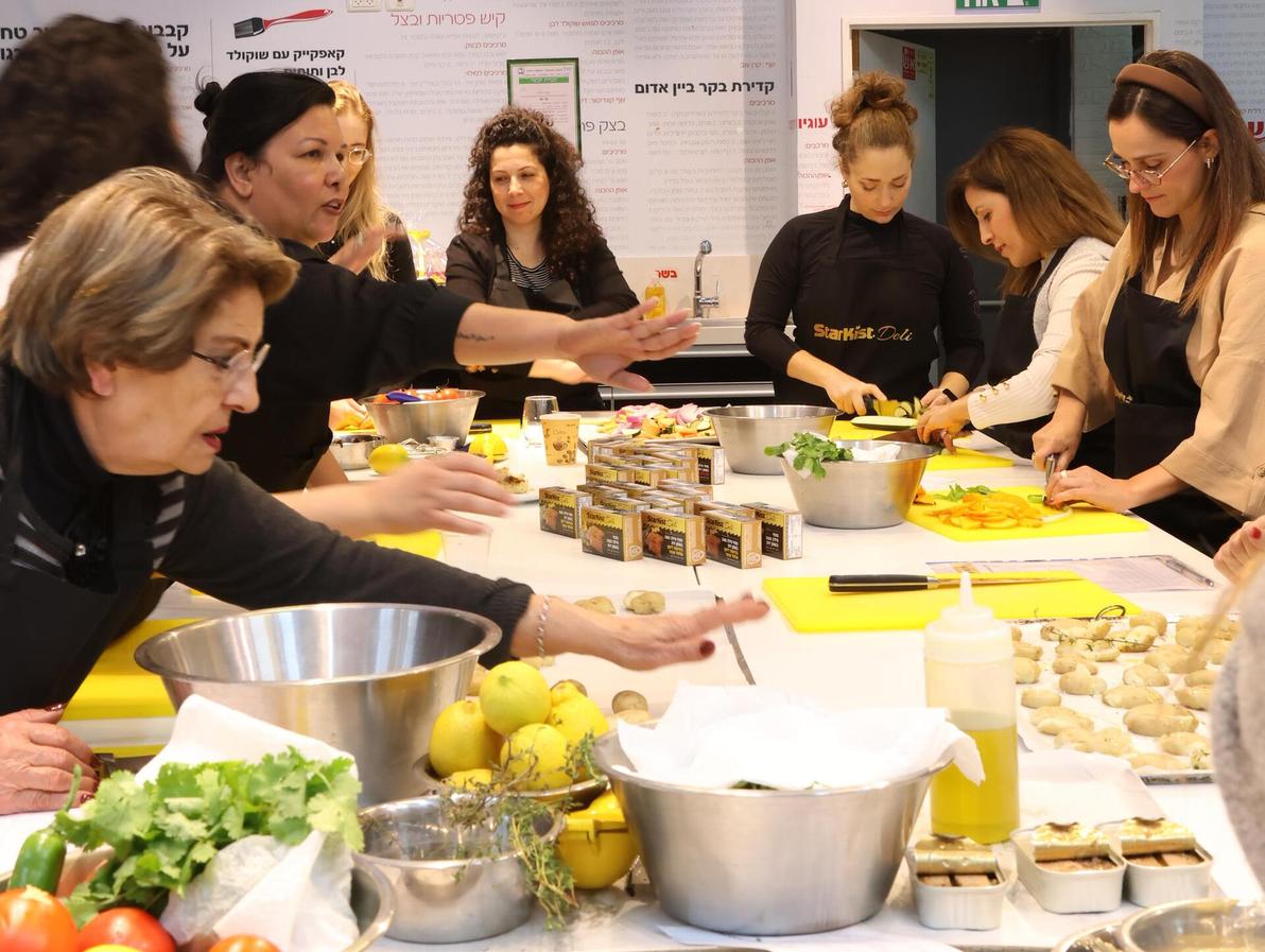 סדנת מתכונים, סטארקיסט Deli (צילום: נועם חסון ) משתתפות הסדנה מבשלות יחד