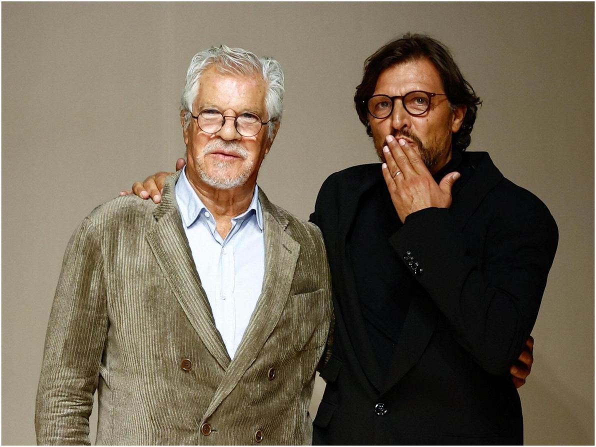 לאו דל'אורקו וג'אנלוקה דל'אורקו בתצוגת סתיו-חורף 2026-27 לגברים של ארמאני בשבוע האופנה במילאנו