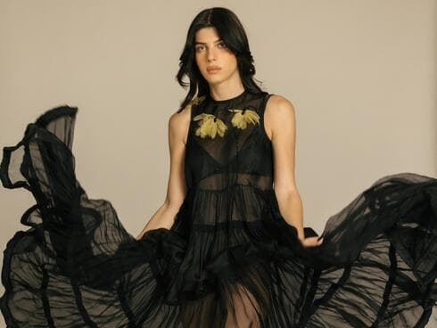 אלאיה הוף לובשת שמלה של ויוי בלאיש בצילומים למכירה פומבית עבור פרויקט גילה להעצמה טרנסית