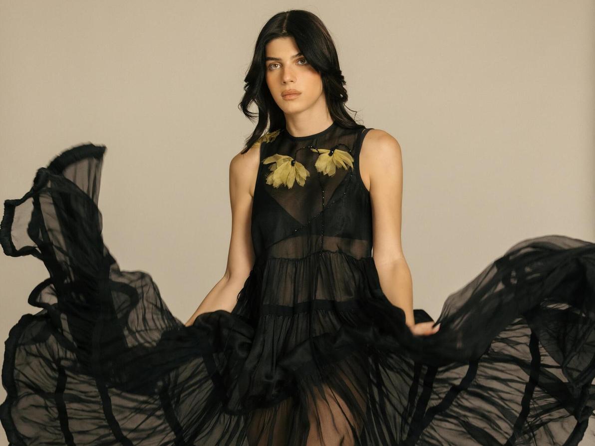 אלאיה הוף בצילומים למכירה פומבית עבור פרויקט גילה להעצמה טרנסית