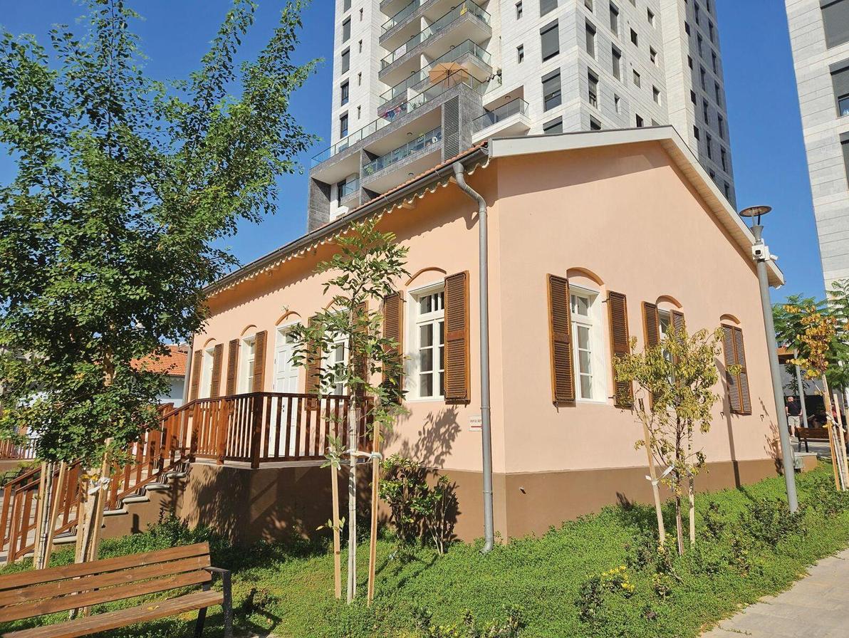 פתח תקווה. מבנה היסטורי ברחוב ז'בוטינסקי