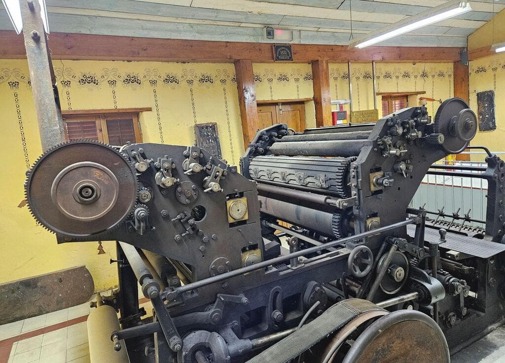 פתח תקווה, מכונת הדפוס העתיקה. עדיין פועלת