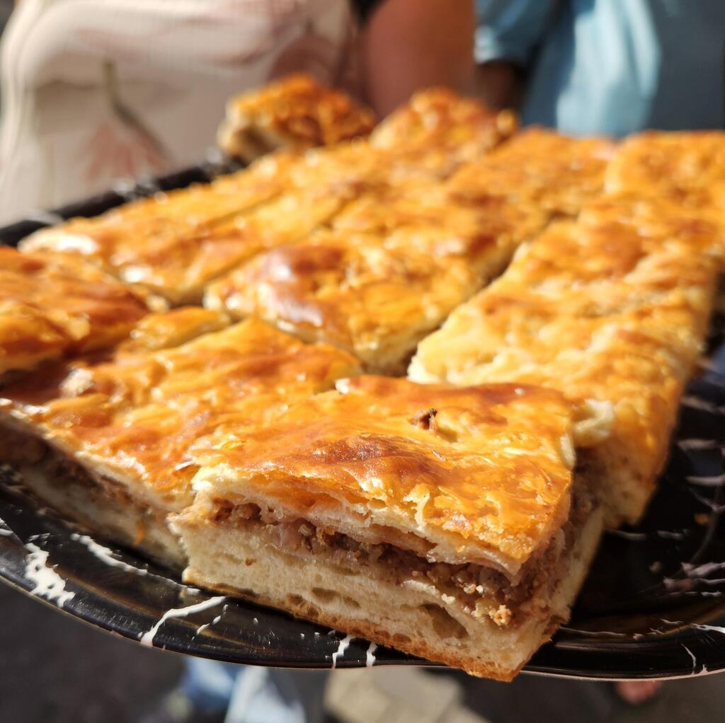 פתח תקווה, המאפייה הגרוזינית. מאפה בצל מטוגן ואגוזים קצוצים, יאמי!