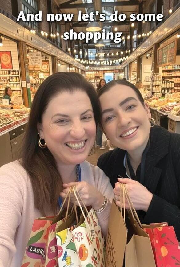 "ננו בננה" ומציאות מדומיינת. אני וג'יג'י מ־ELLE הולנד יושבות במשרד וממציאות  טיול שופינג