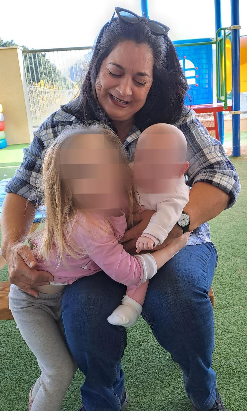 הקדישה את חייה לגידול הבנות (צילום: אלבום משפחתי) מירב דורי ז"ל ושתי בנותיה