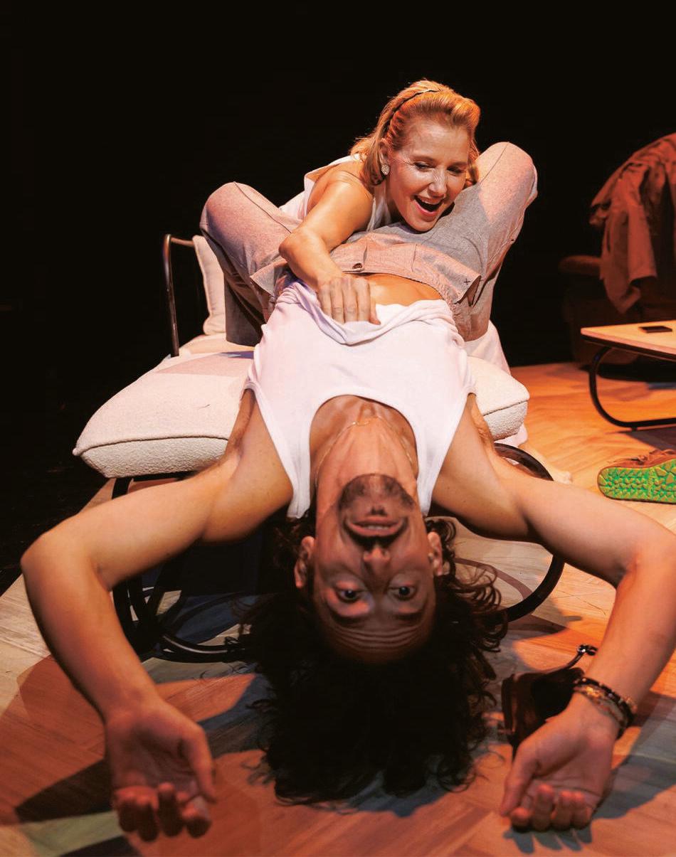 מתוך ההצגה "האישה שהחליפה את בעלה ברהיט" (צילום: אפרת מזור) מתוך ההצגה "האישה שהחליפה את בעלה ברהיט"