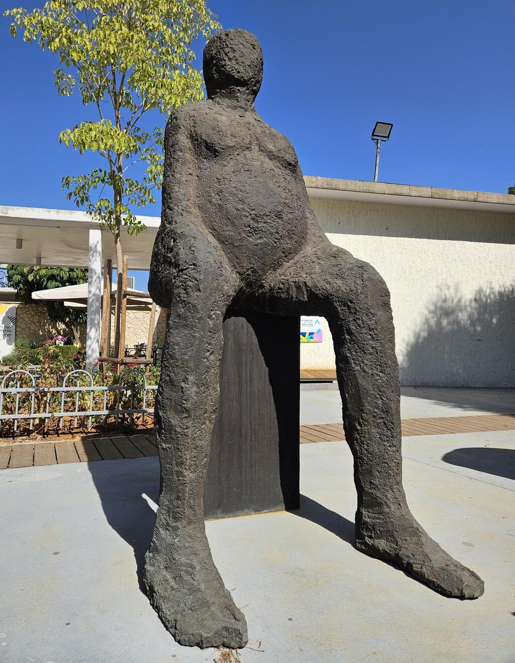 פתח תקווה, חצר המוזיאון לאמנות. קטן אבל מרשים