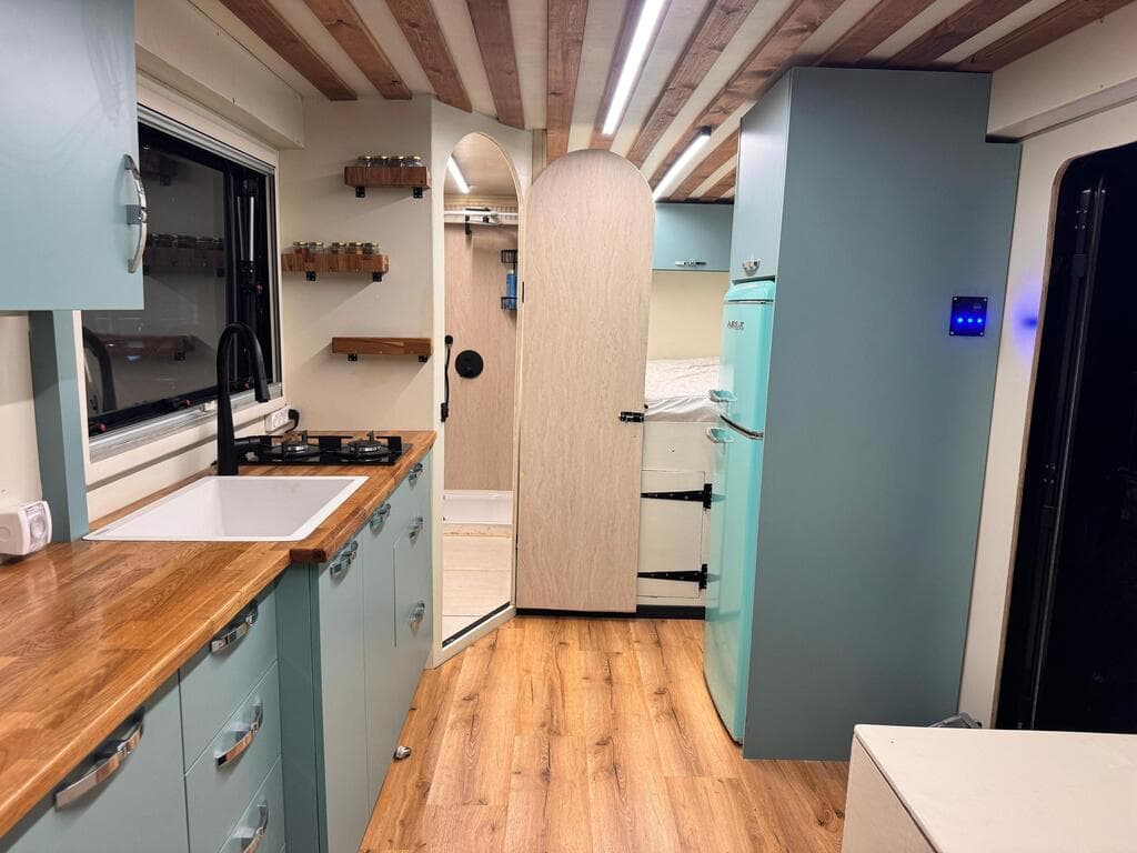 ועם דלת פתוחה לחדר הרחצה (צילום: ריף הר אבן) בית המשאית