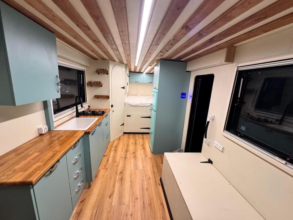 חלל מאובזר לבישול, שינה, רחצה ומגורים (צילום: ריף הר אבן) בית המשאית