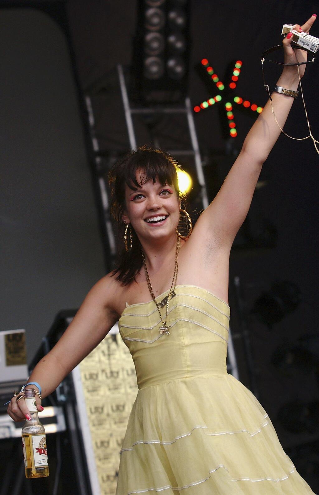 לילי אלן על הבמה בהופעה, 2006