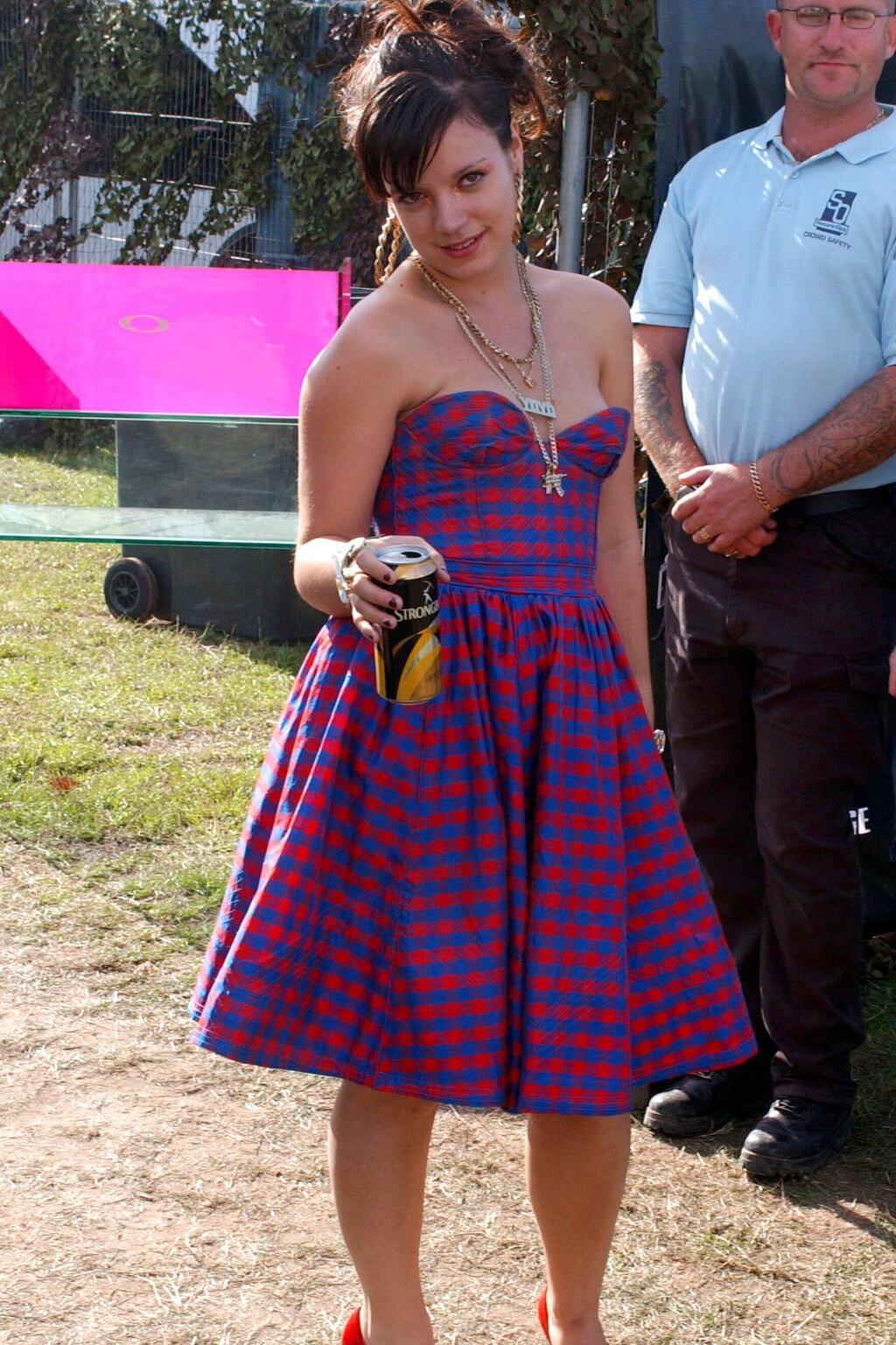 לילי אלן מתכוננת להופעה, 2006