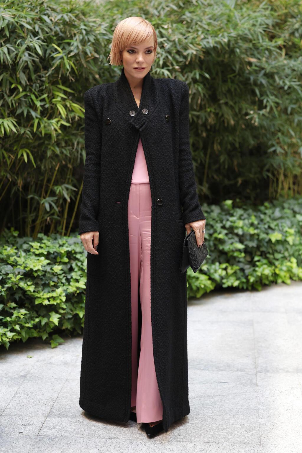 לילי אלן בתצוגת אביב-קיץ 2024 של ג'ורג'יו ארמאני