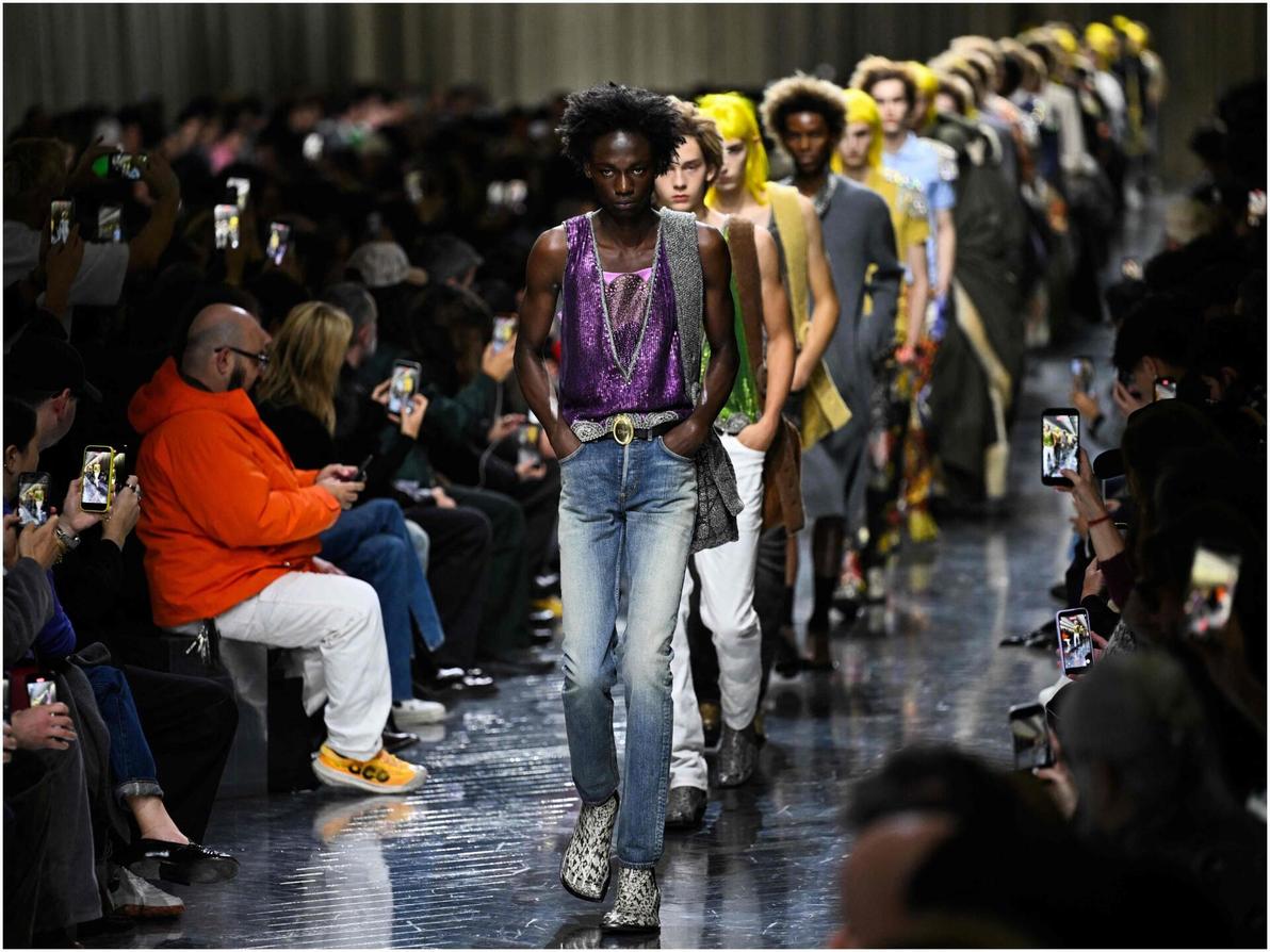 תצוגת סתיו-חורף 2026-27 לגברים של דיור בשבוע האופנה בפריז