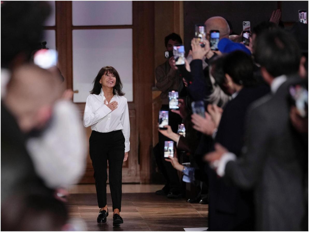 ורוניק נישניאן בתצוגת סתיו-חורף 2026-27 לגברים של הרמס בשבוע האופנה בפריז