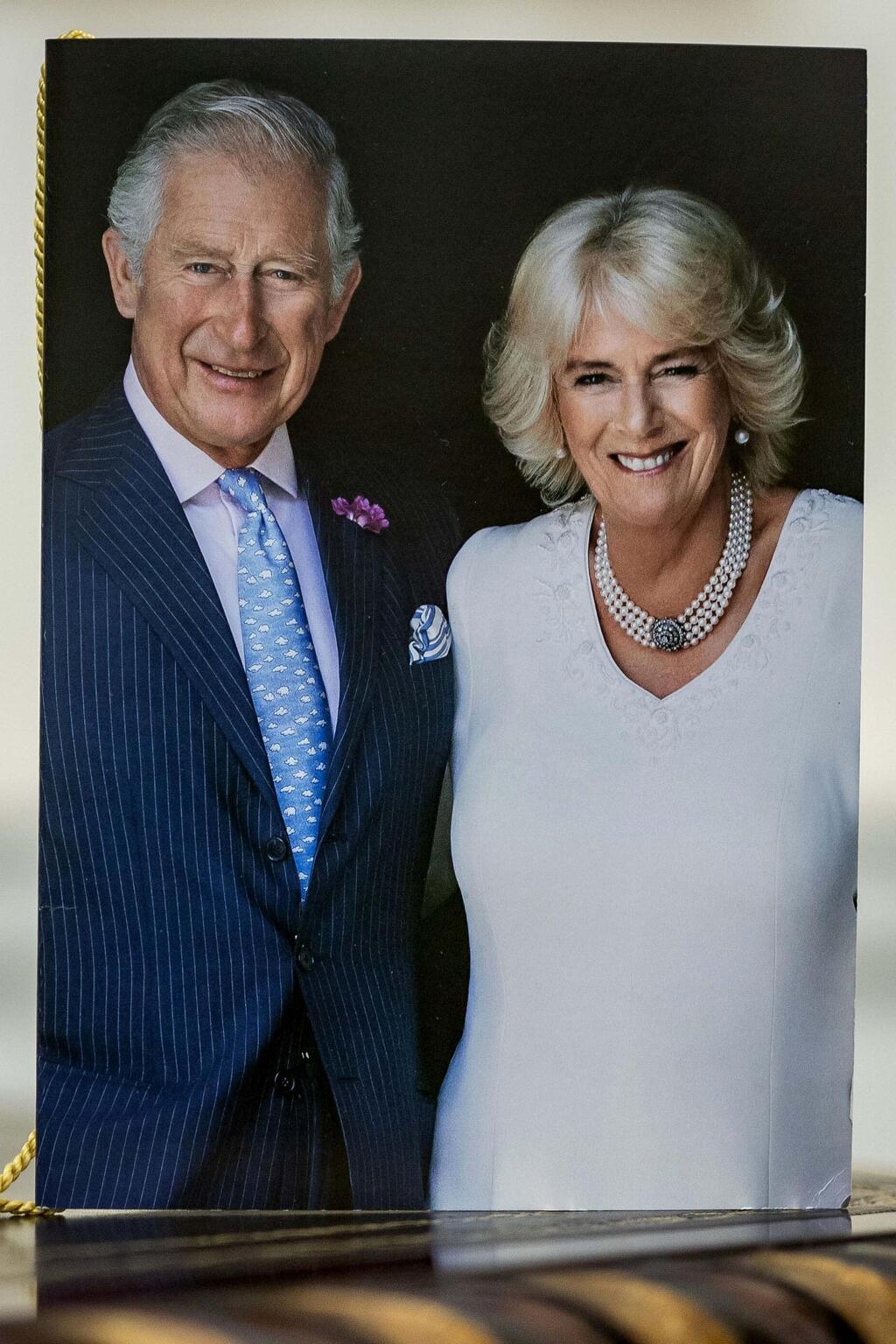 כרטיס ברכה עם תמונתם של המלך צ'ארלס והמלכה קמילה שצולמה ב-2018