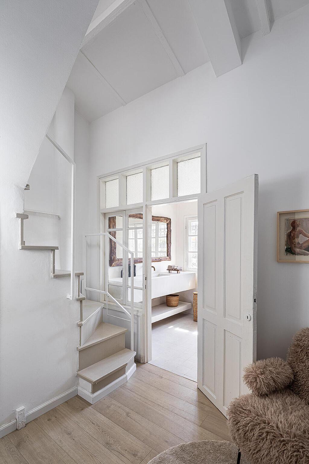 מפלסים, שיפועים וזוויות. הצצה לאחד מחדרי הרחצה (צילום: גדי יוסף) בית בנווה צדק, עיצוב: נעמה רודין אשר