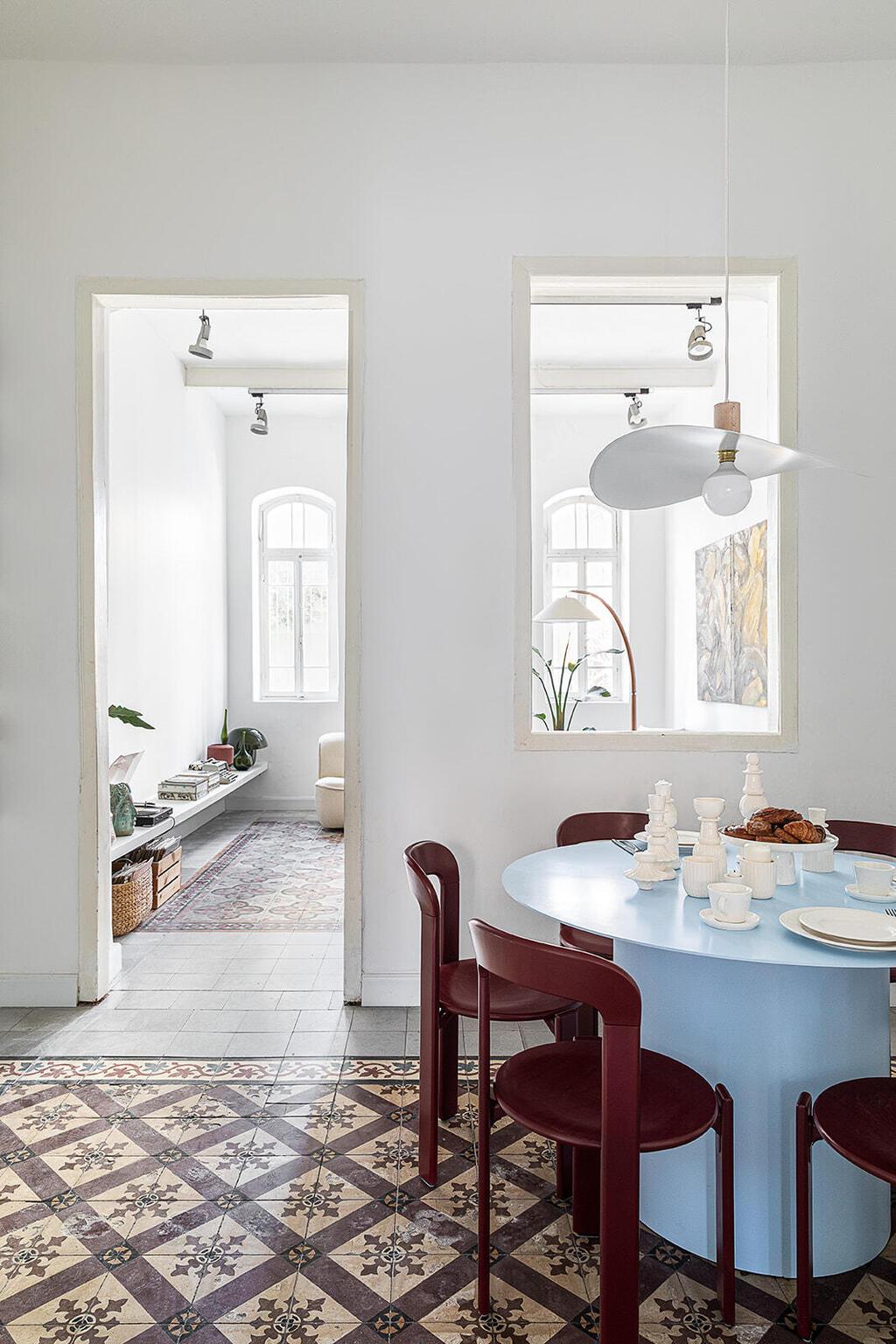 םינת האוכל העגולה והצבעונית (צילום: גדי יוסף) בית בנווה צדק, עיצוב: נעמה רודין אשר