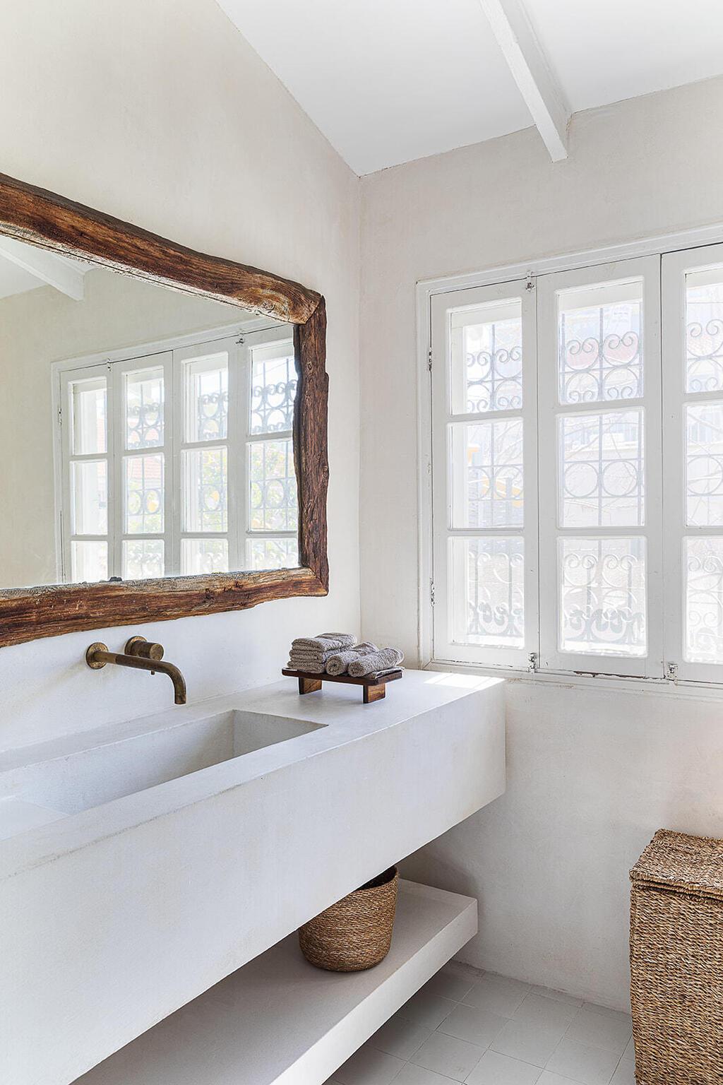 חדר רחצה נוסף עם מראה מעצי סחף (צילום: גדי יוסף) בית בנווה צדק, עיצוב: נעמה רודין אשר