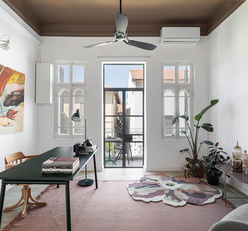 חדר העבודה המאופיין בחלונות מיוחדים (צילום: גדי יוסף) בית בנווה צדק, עיצוב: נעמה רודין אשר