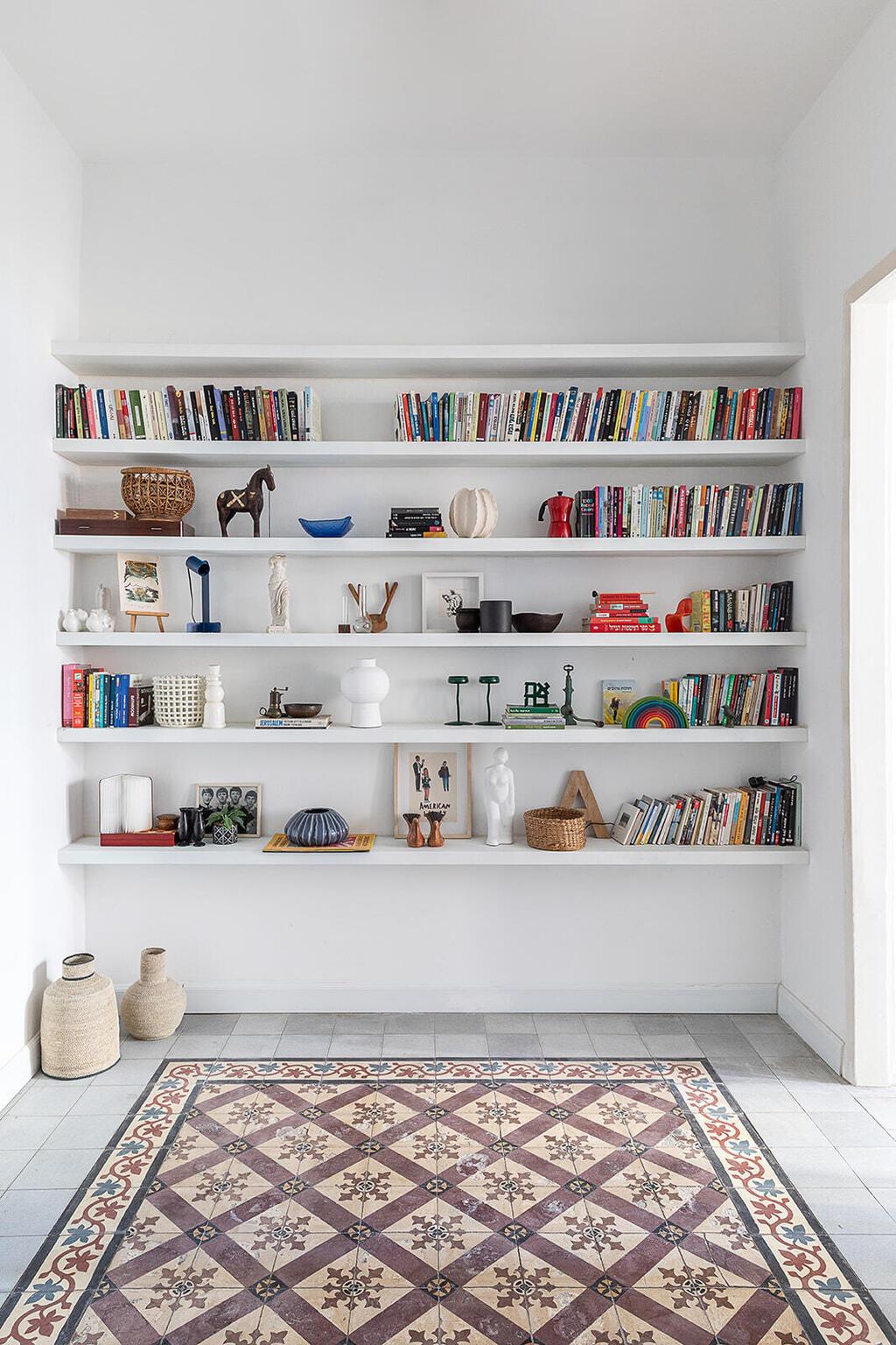 אריחים בתפקיד שטיח (צילום: גדי יוסף) בית בנווה צדק, עיצוב: נעמה רודין אשר