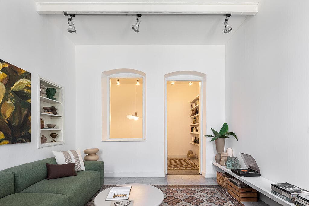 אריחים מאוירים וקשתות (צילום: גדי יוסף) בית בנווה צדק, עיצוב: נעמה רודין אשר