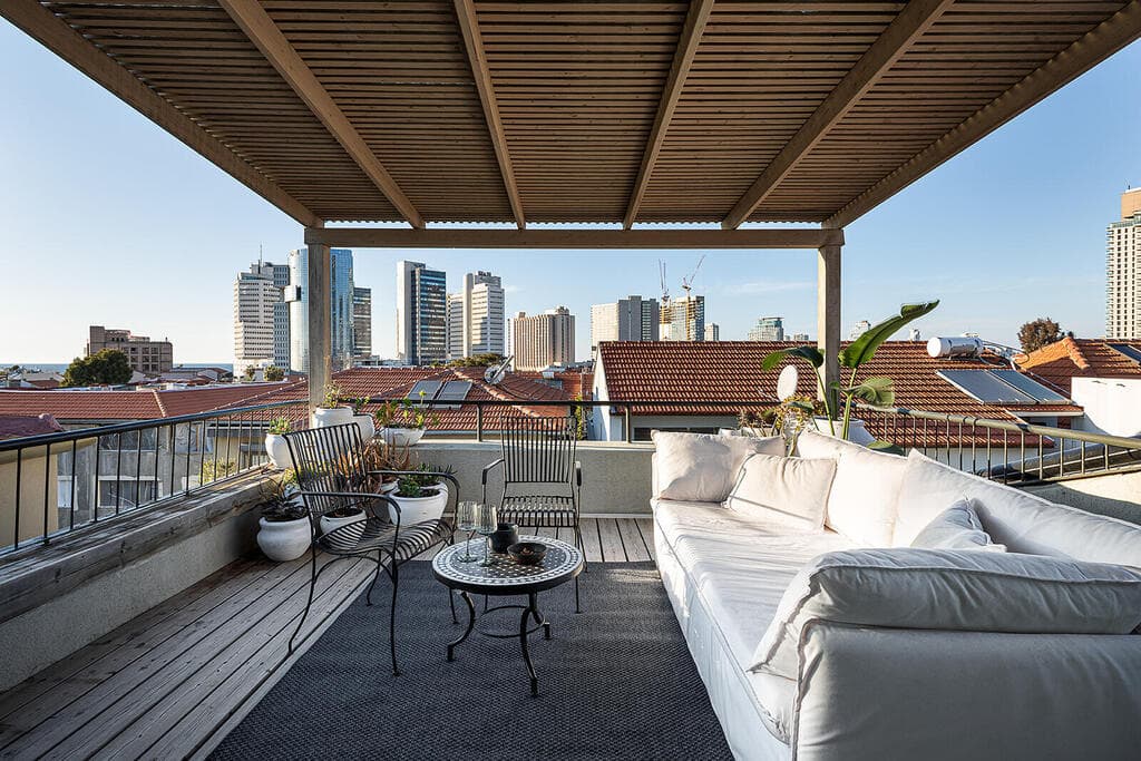 על גג השכונה (צילום: גדי יוסף) בית בנווה צדק, עיצוב: נעמה רודין אשר