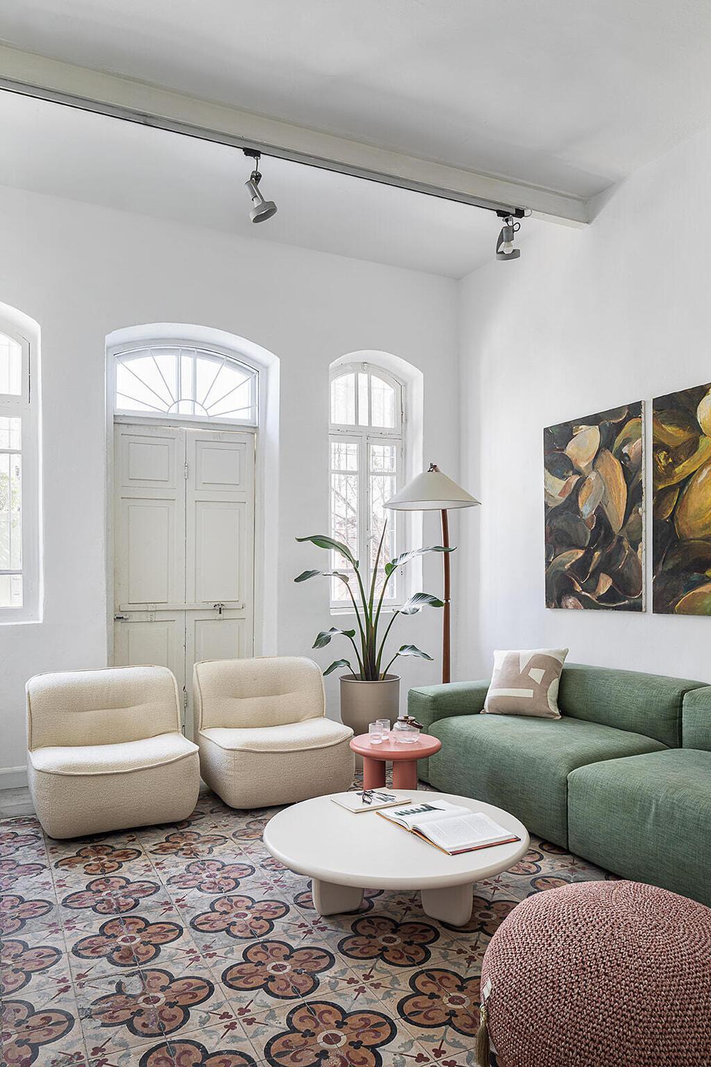 בשיפוץ הוסיפו אריחי גלוסקא חדשים להשלמה (צילום: גדי יוסף) בית בנווה צדק, עיצוב: נעמה רודין אשר