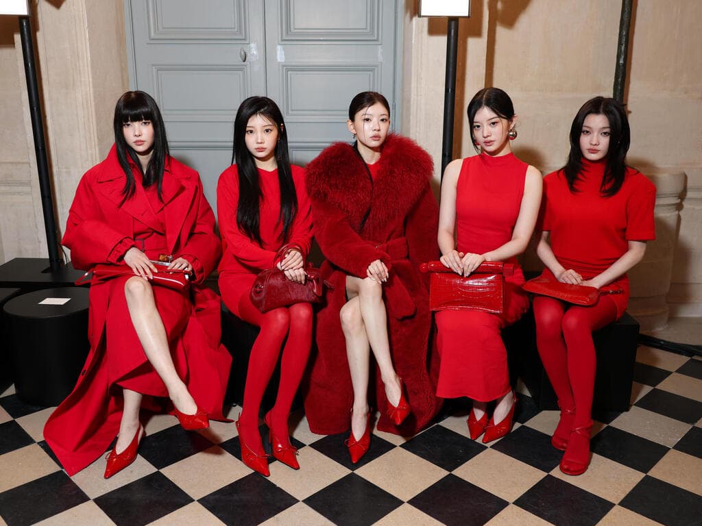 להקת Illit בתצוגת סתיו-חורף 2026-27 של ג'קומוס בשבוע האופנה לגברים בפריז