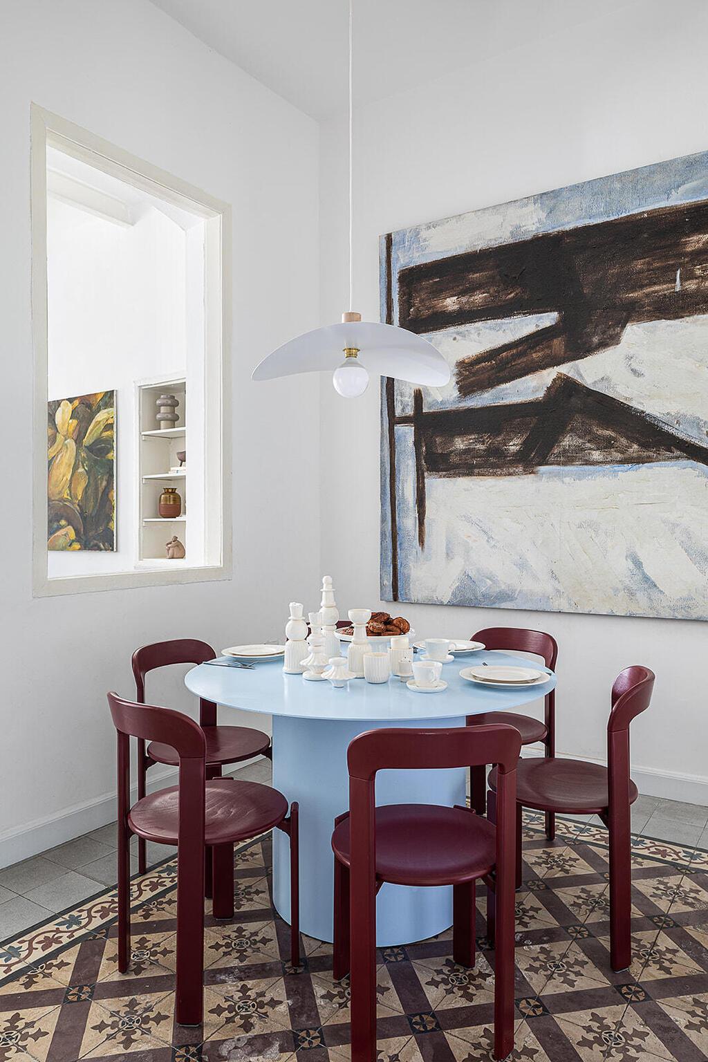 אמנות מקורית של בעלת הבית (צילום: גדי יוסף) בית בנווה צדק, עיצוב: נעמה רודין אשר