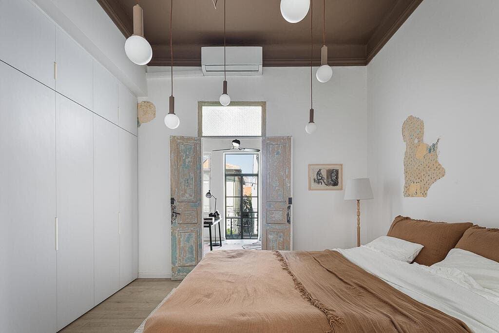 חדר השינה. לבן עם תקרת שוקולד (צילום: גדי יוסף) בית בנווה צדק, עיצוב: נעמה רודין אשר