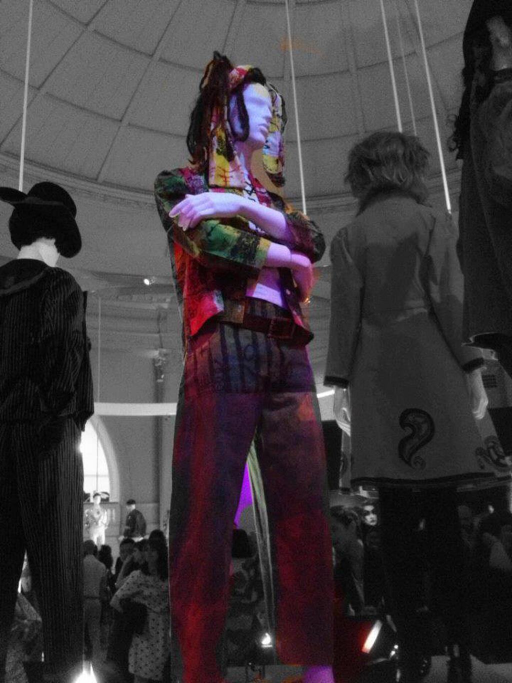 עיצוב של סו קלאוס בתערוכה "מהמועדון למסלול" במוזיאון ויקטוריה ואלברט, 2013 (צילום: Sue Clowes) עיצוב של סו קלאוס בתערוכה "מהמועדון למסלול" במוזיאון ויקטוריה ואלברט, 2013