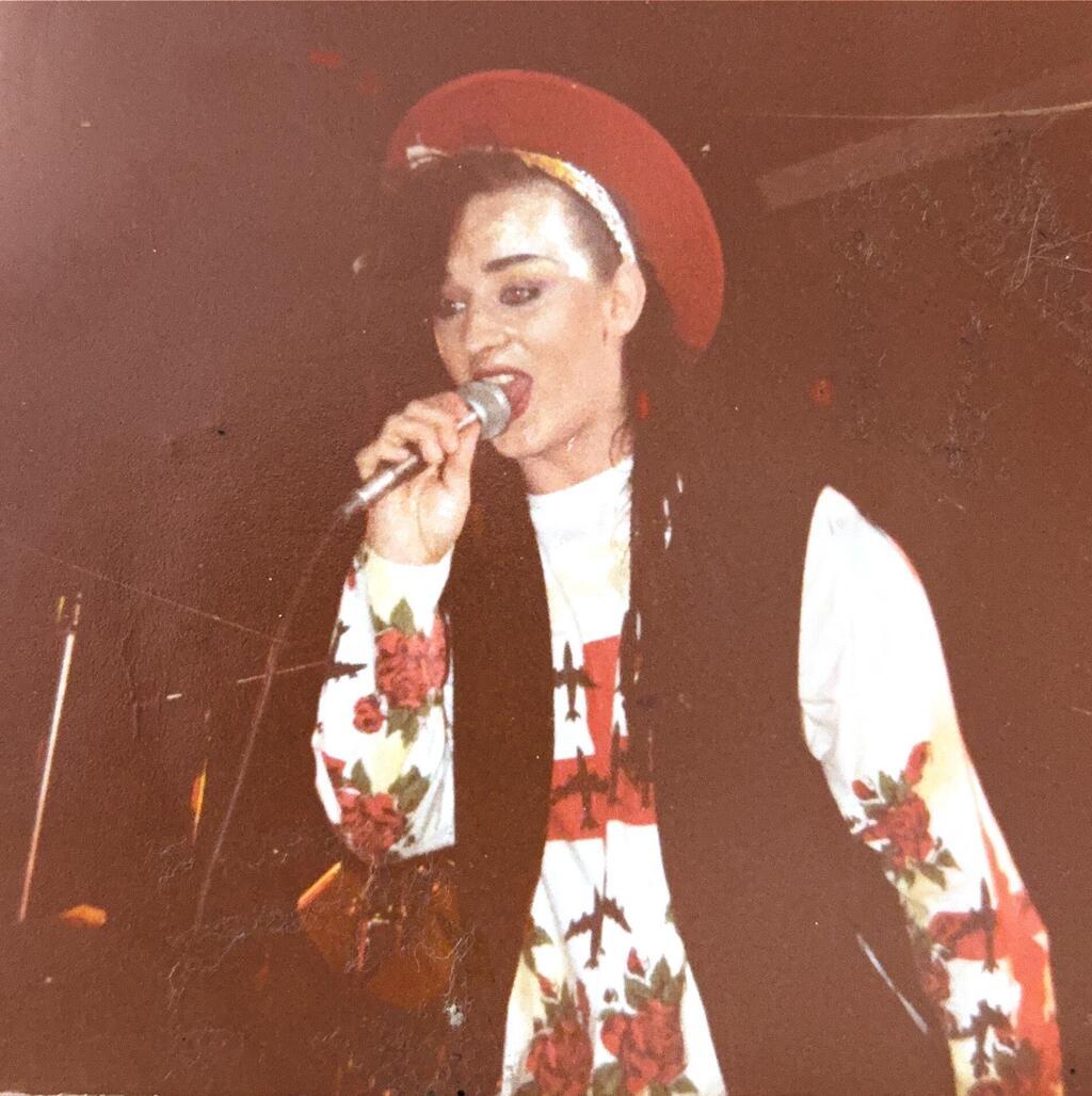 בוי ג'ורג' בבגדים שעיצבה סו קלאוס בשנות ה-80 (צילום: Mithra Nandoo) בוי ג'ורג' בבגדים שעיצבה סו קלאוס