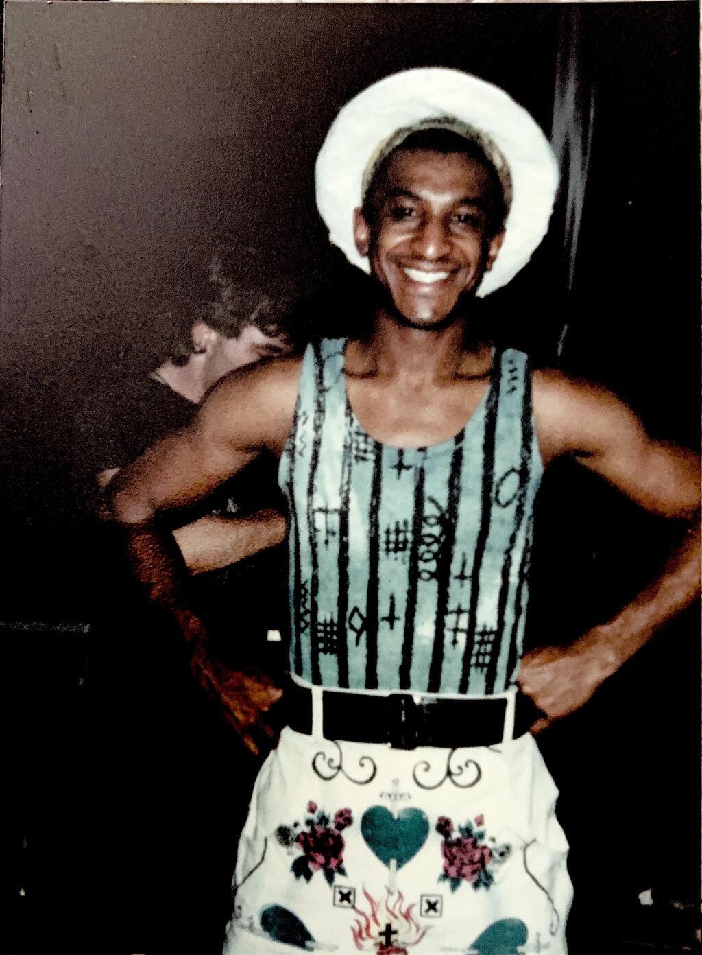 בגדים שעיצבה סו קלאוס ללהקת מועדון תרבות בשנות ה-80 (צילום: Mithra Nandoo) בגדים שעיצבה סו קלאוס ללהקת מועדון תרבות בשנות ה-80