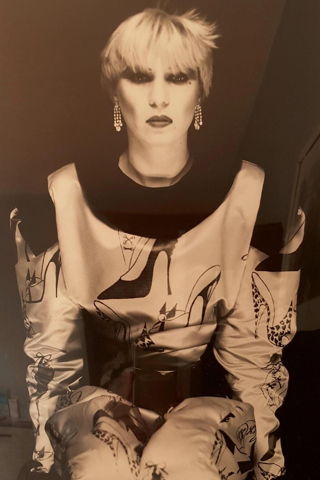 סו קלאוס בשנות ה-80 עם מערכת לבוש בהדפס שעיצבה (צילום: Nigel Wingrove) סו קלאוס בשנות ה-80