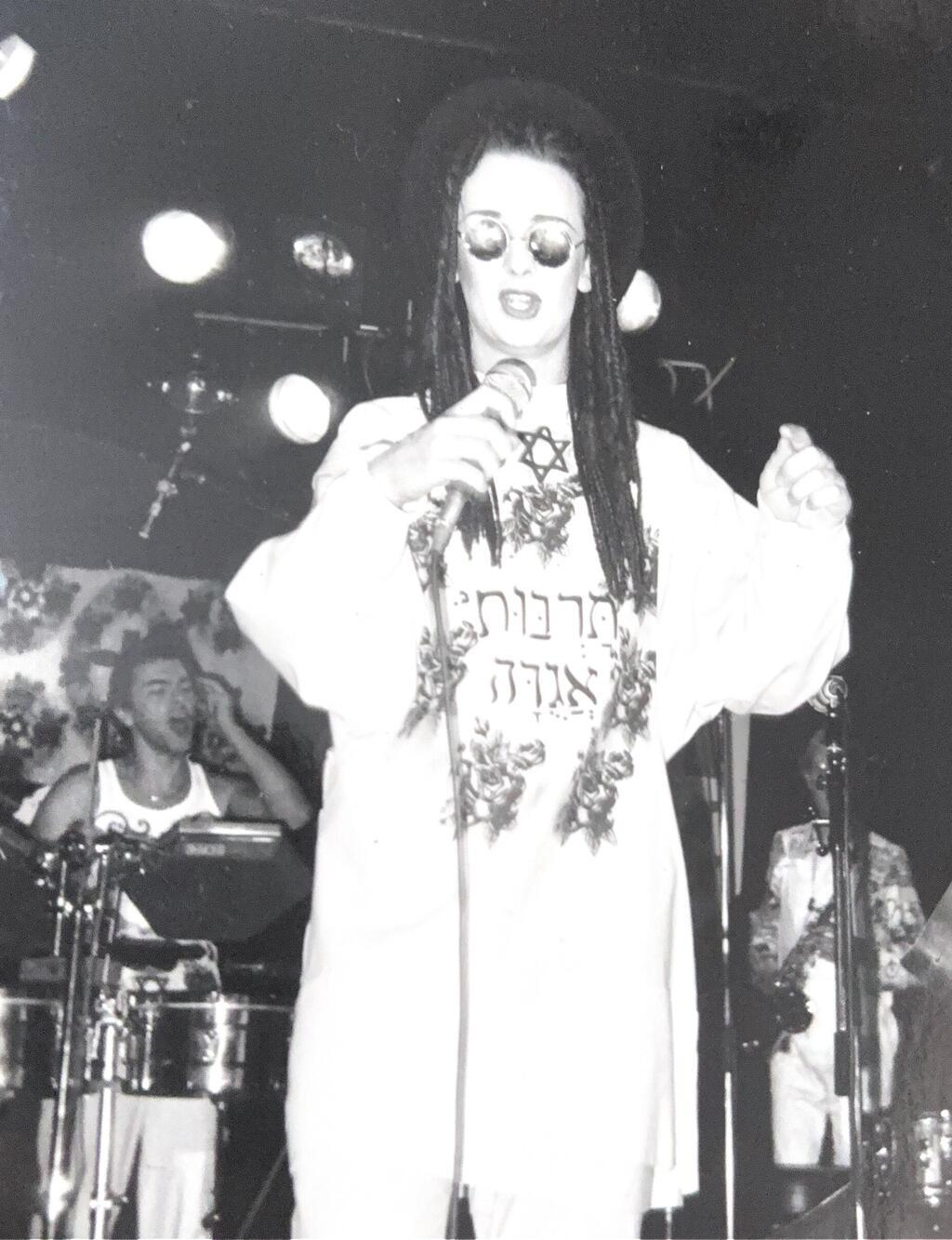 בוי ג'ורג' על הבמה בחולצת "תרבות אֲגֻדָּה" (צילום: Mithra Nandoo) בוי ג'ורג' בבגדים שעיצבה סו קלאוס