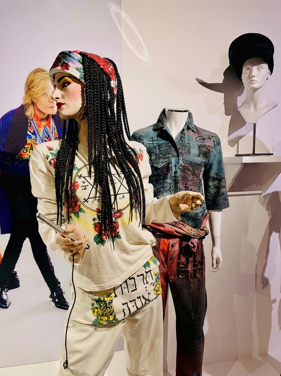 בגדים שעיצבה סו קלאוס ללהקת מועדון תרבות בתערוכה "בליץ" (צילום: יוסף חביב) בגדים שעיצבה סו קלאוס ללהקת מועדון תרבות בתערוכה "בליץ"
