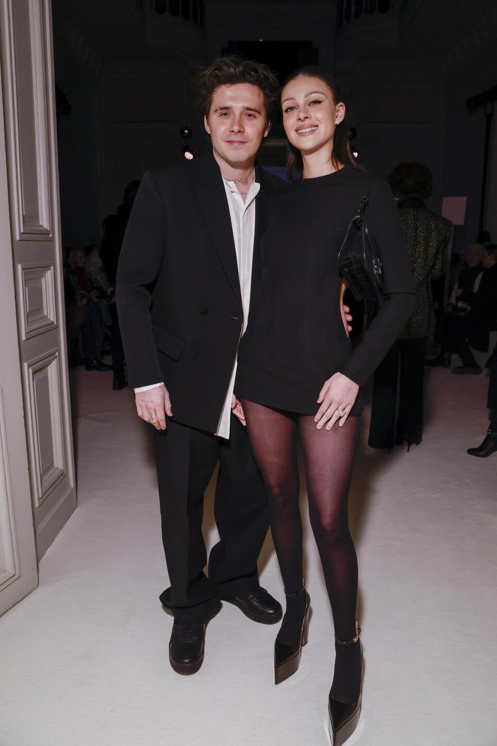 בתצוגת סתיו-חורף 2023-24 של ולנטינו (צילום: Vianney Le Caer/Invision/AP) ברוקלין בקהאם וניקולה פלץ בקהאם בתצוגת סתיו-חורף 2023-24 של ולנטינו