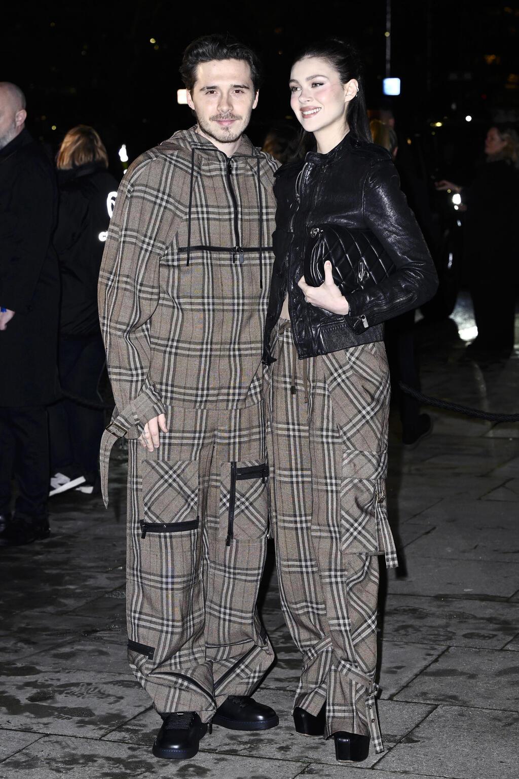 משובצים בתצוגת אופנה של ברברי, 2025 (צילום: Gareth Cattermole/Getty Images) ברוקלין בקהאם וניקולה פלץ בקהאם בתצוגת אופנה של ברברי, 2025