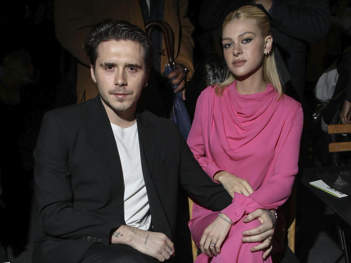 בתצוגת אביב-קיץ 2022 של ולנטינו (צילום: Vianney Le Caer/Invision/AP) ברוקלין בקהאם וניקולה פלץ בקהאם בתצוגת אביב-קיץ 2022 של ולנטינו